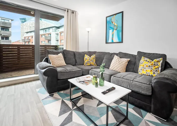 Large City Centre Apartment - Balcony - Free Wifi & Netflix 85S