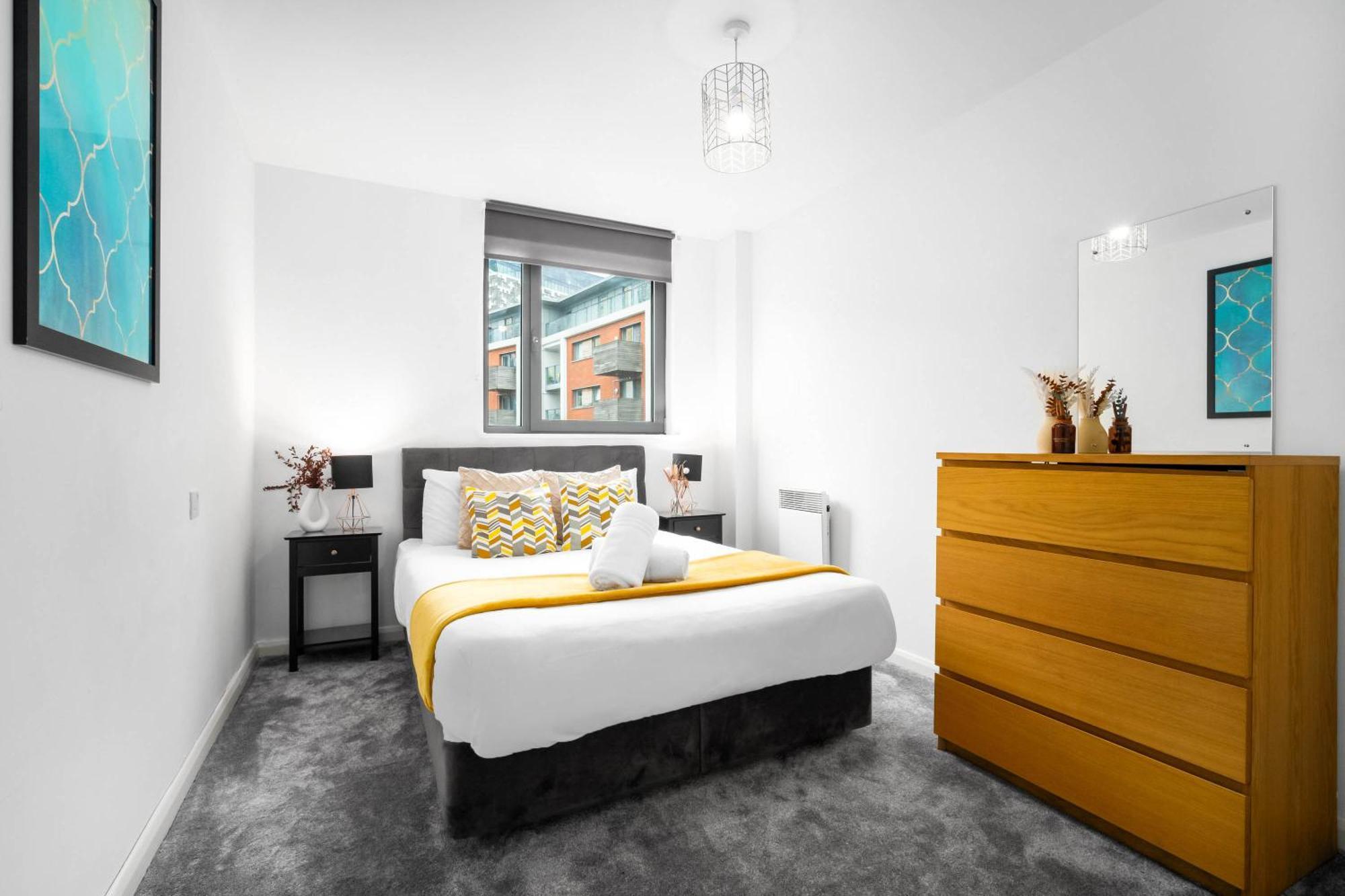 Large Centre - Balcony - Free Wifi & Netflix 85s *
