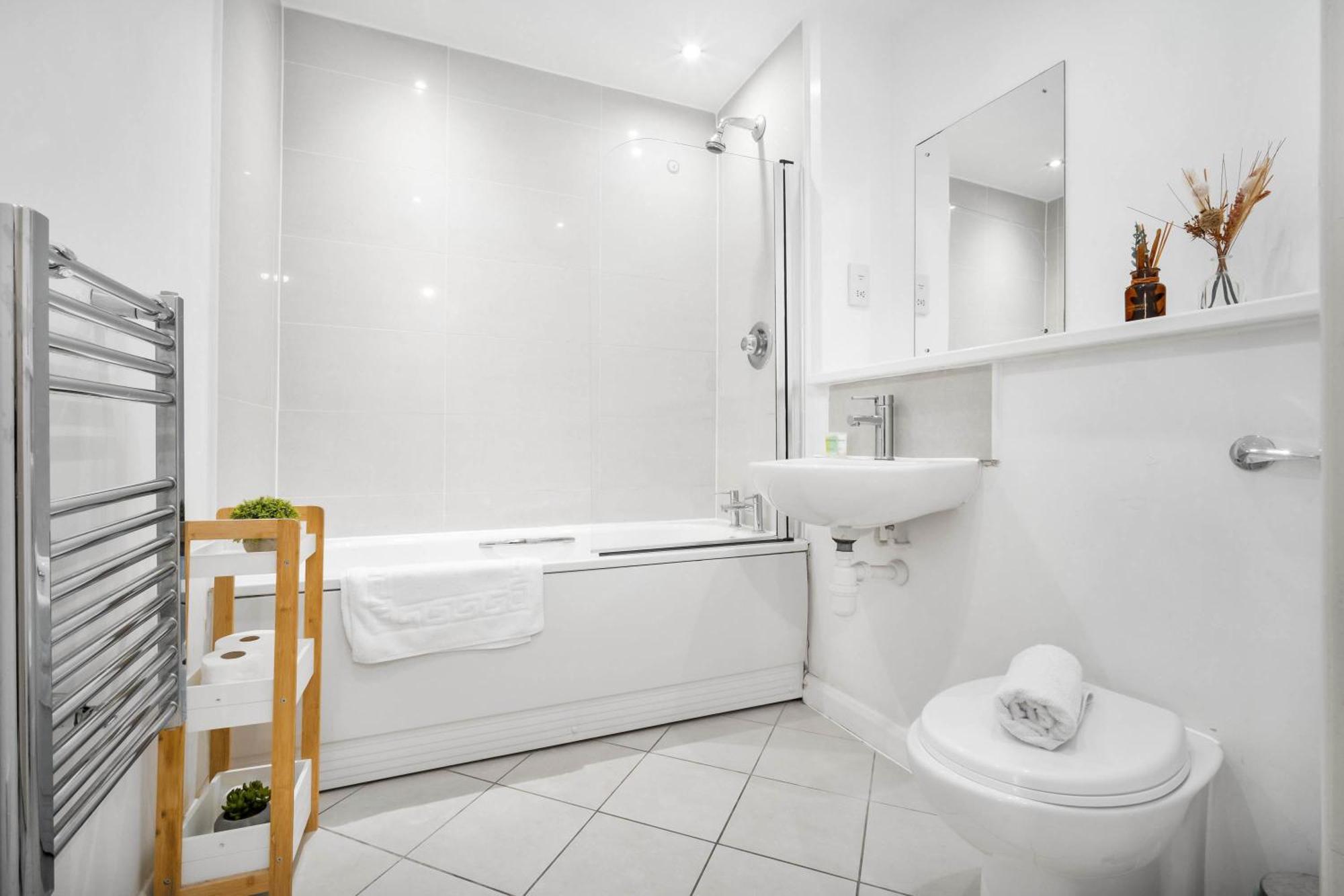 Apartment Large Centre - Balcony - Free Wifi & Netflix 85s *