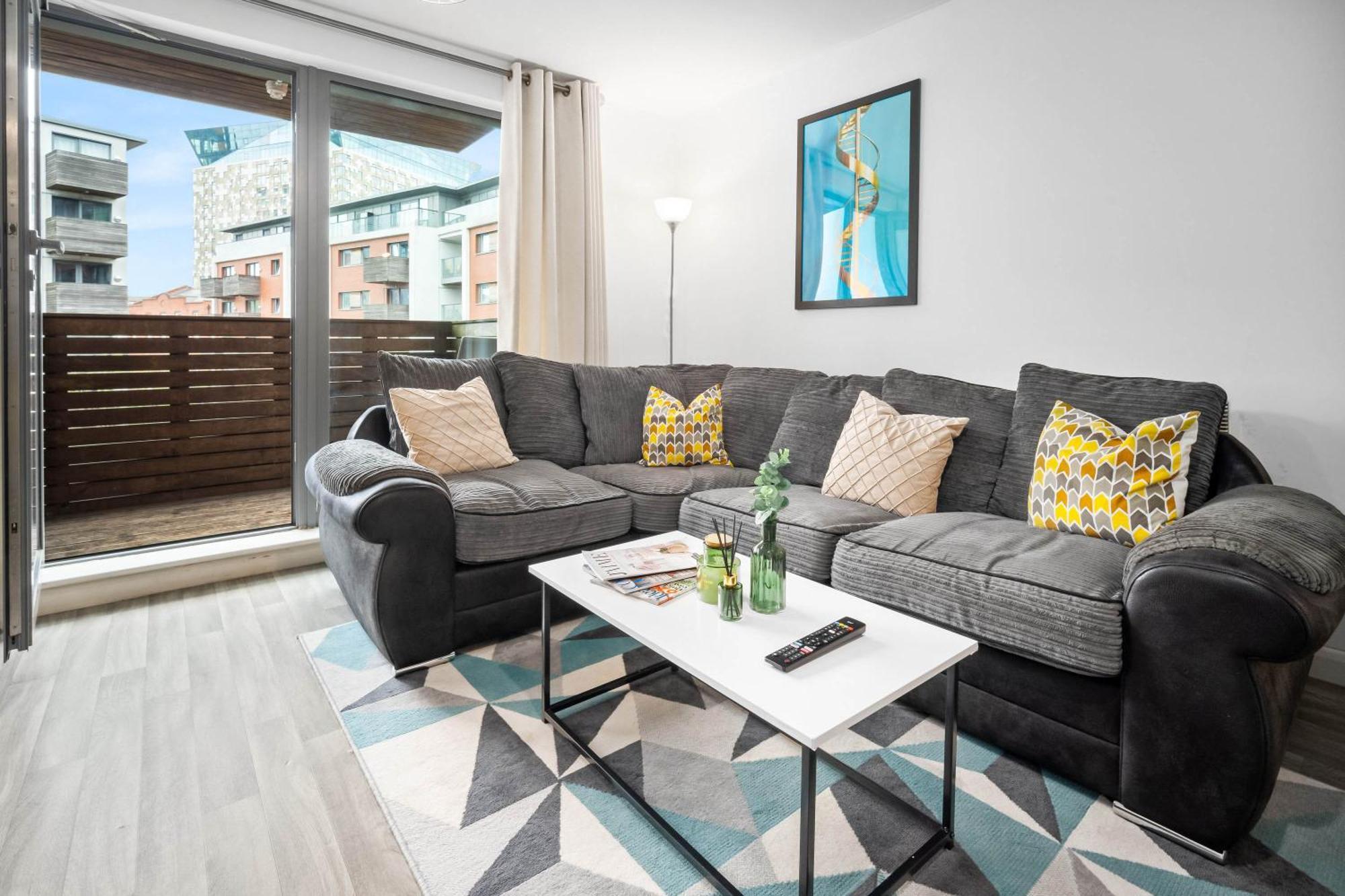 Large Centre - Balcony - Free Wifi & Netflix 85s Apartment Birmingham