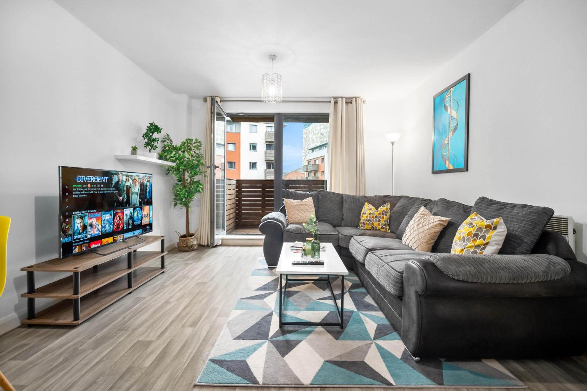 Large Centre - Balcony - Free Wifi & Netflix 85s