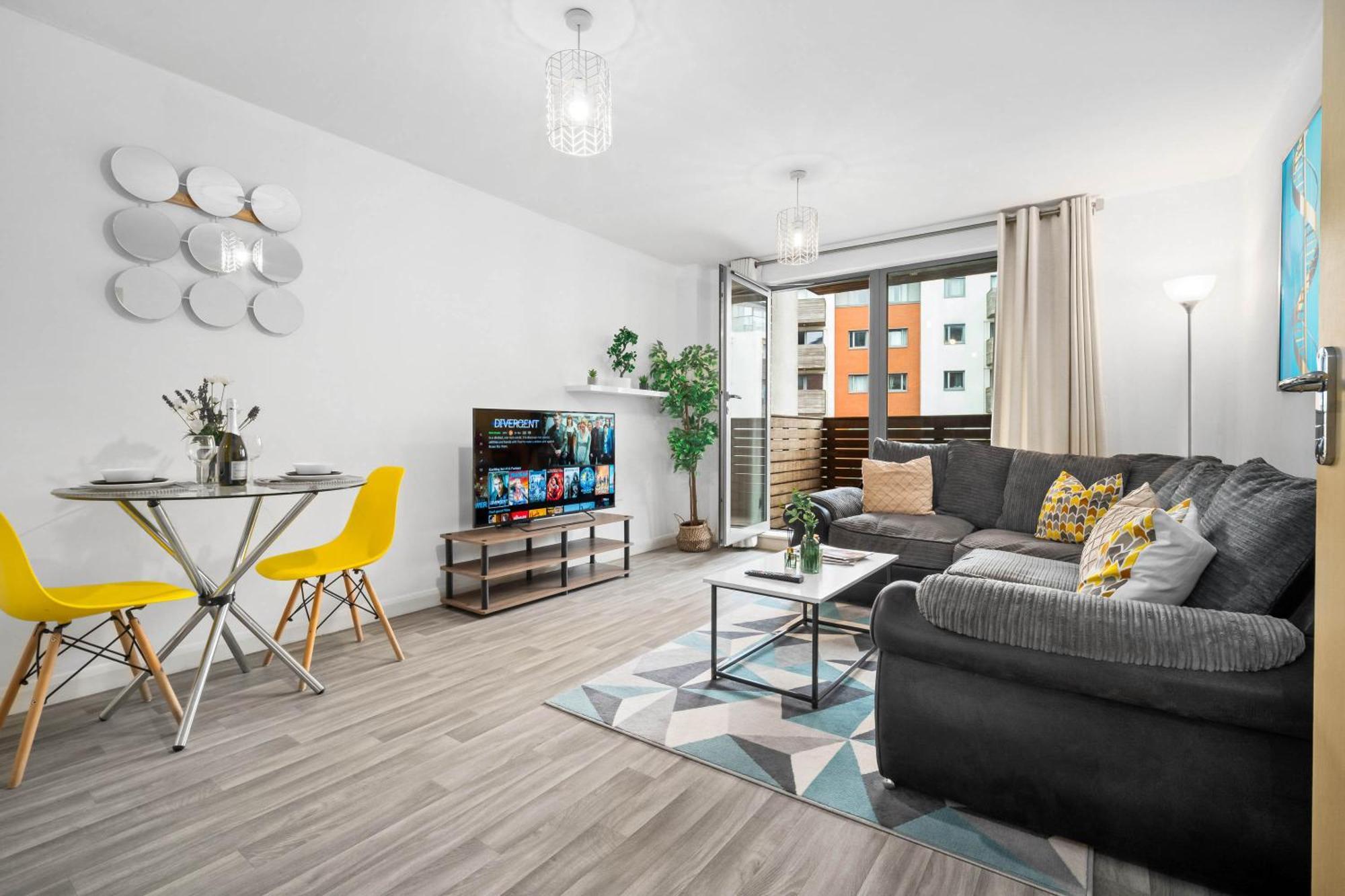 Large Centre - Balcony - Free Wifi & Netflix 85s Apartment *
