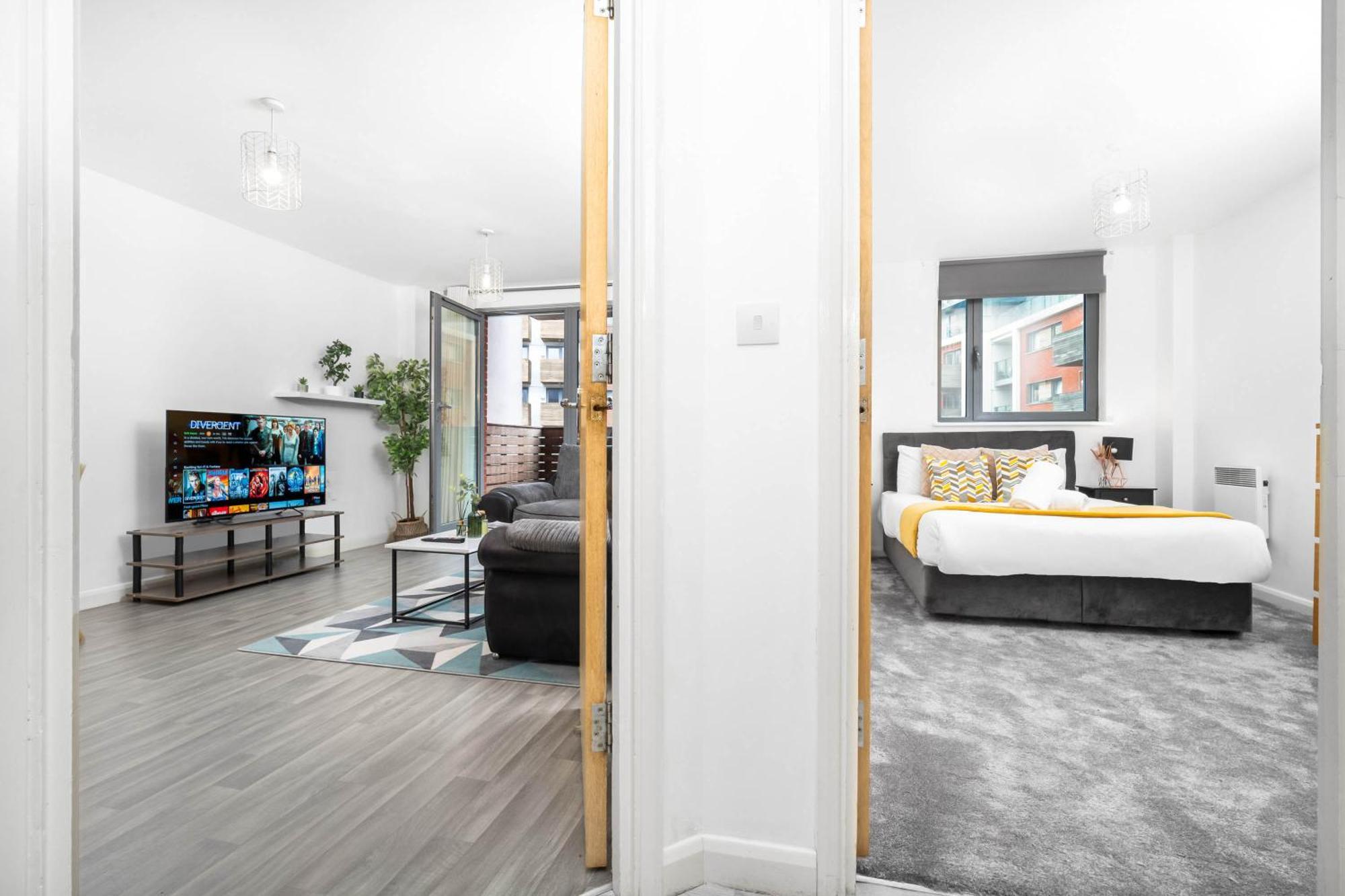 Large Centre - Balcony - Free Wifi & Netflix 85s *