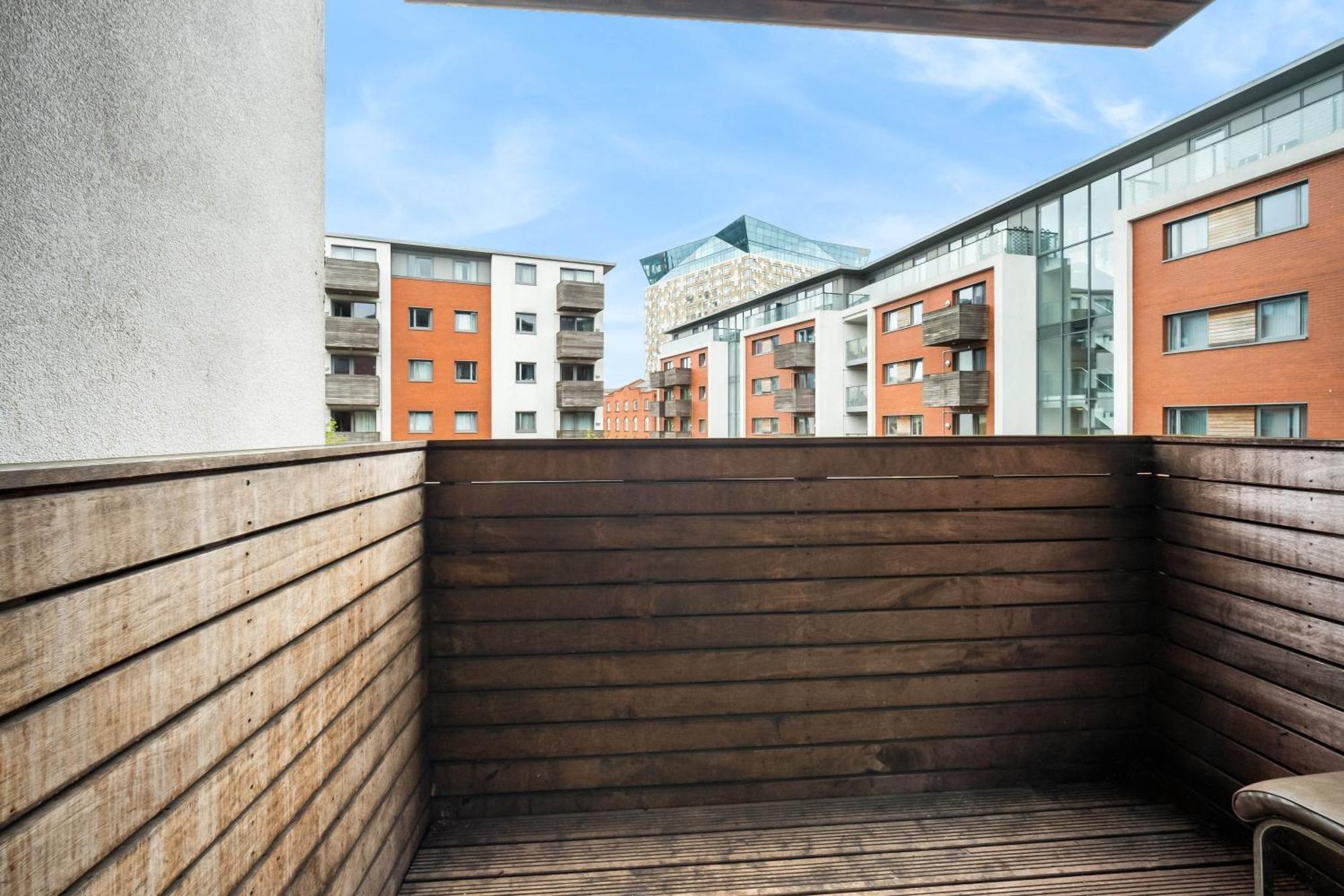 Large Centre - Balcony - Free Wifi & Netflix 85s Apartment *