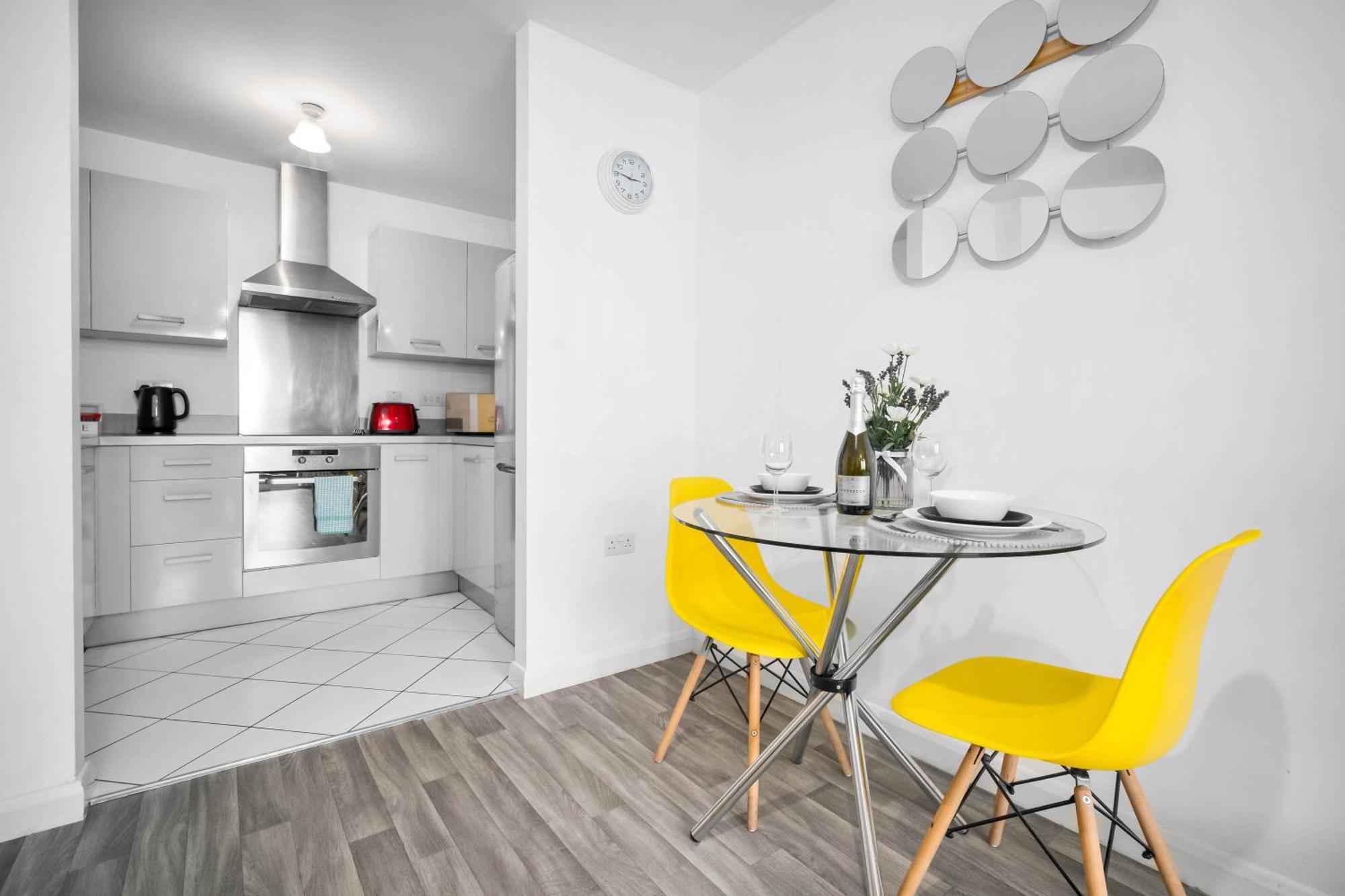 Large Centre - Balcony - Free Wifi & Netflix 85s Apartment Birmingham