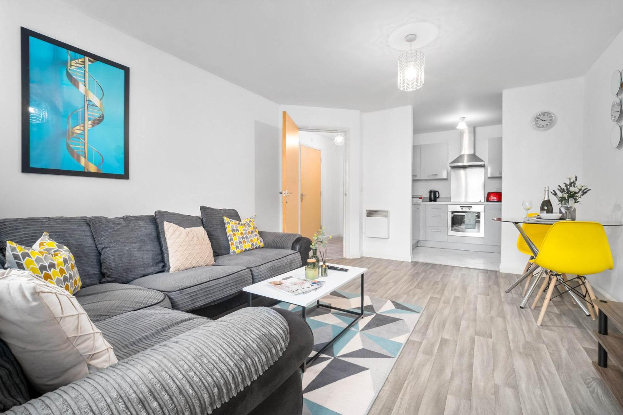 Large Centre - Balcony - Free Wifi & Netflix 85s