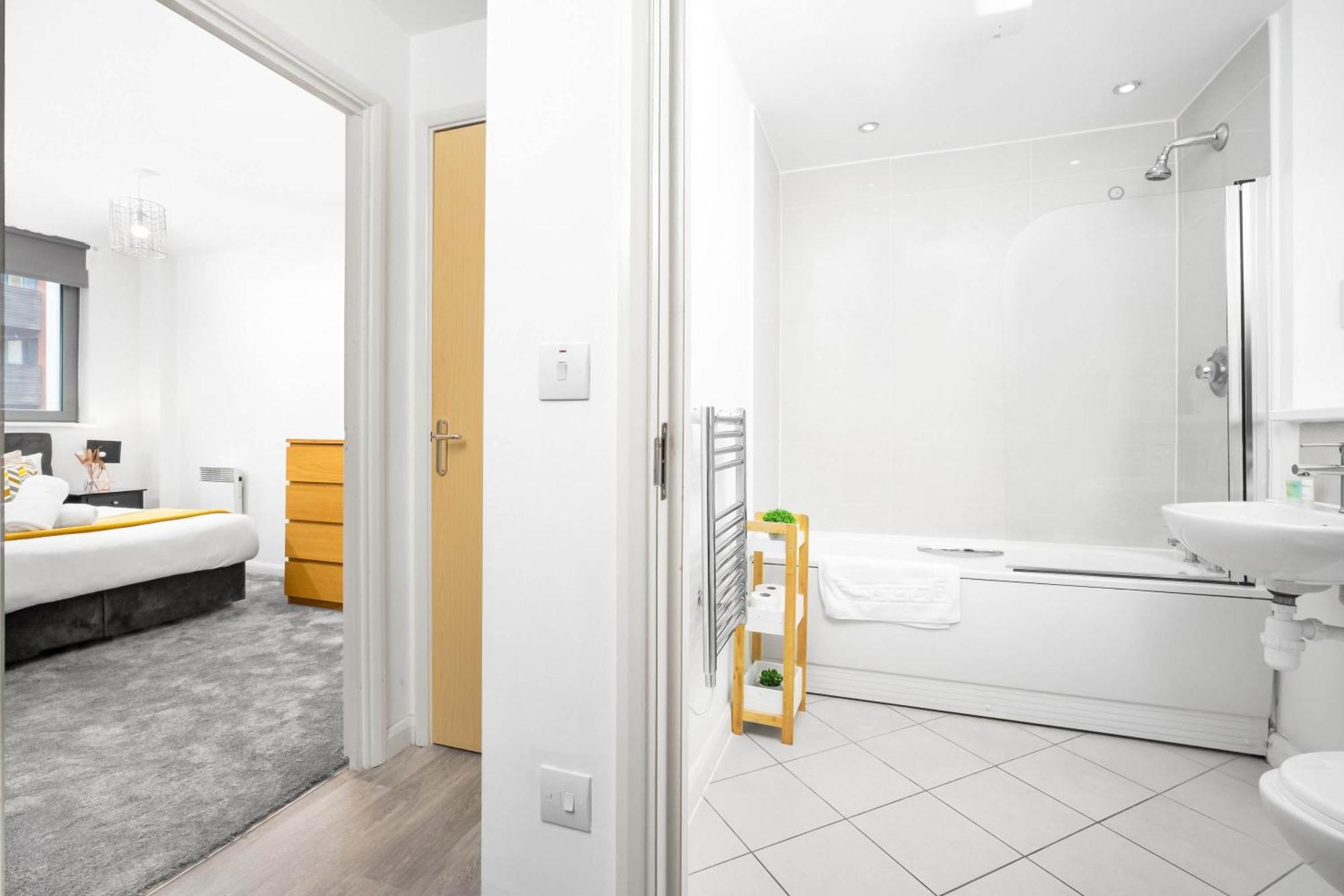 Large Centre - Balcony - Free Wifi & Netflix 85s Apartment
